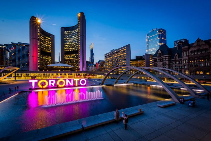 Bạn đã mua vé máy bay từ Vancouver đi Toronto?
