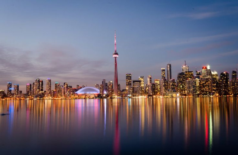 Tháp CN Tower là lựa chọn hợp lí nếu bạn đã mua vé máy bay từ Vancouver đi Toronto