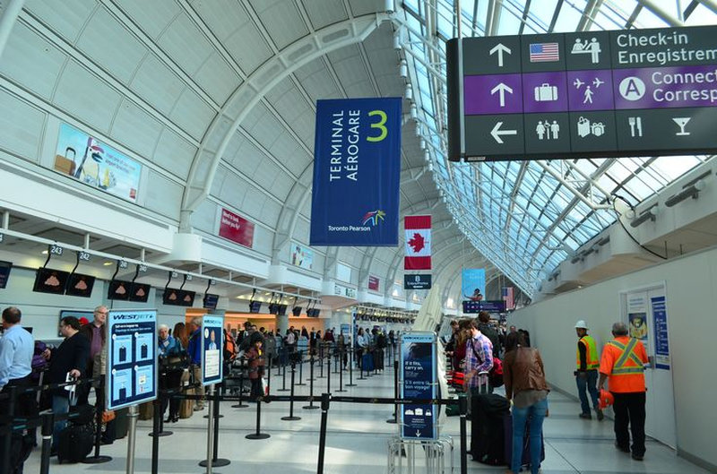 Sân bay Quốc tế Toronto Pearson khi mua vé máy bay từ Vancouver đi Toronto