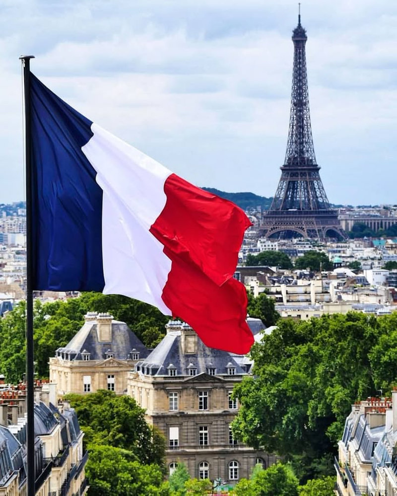Bạn có thể tham quan quanh chân tháp Eiffel hoàn toàn miễn phí