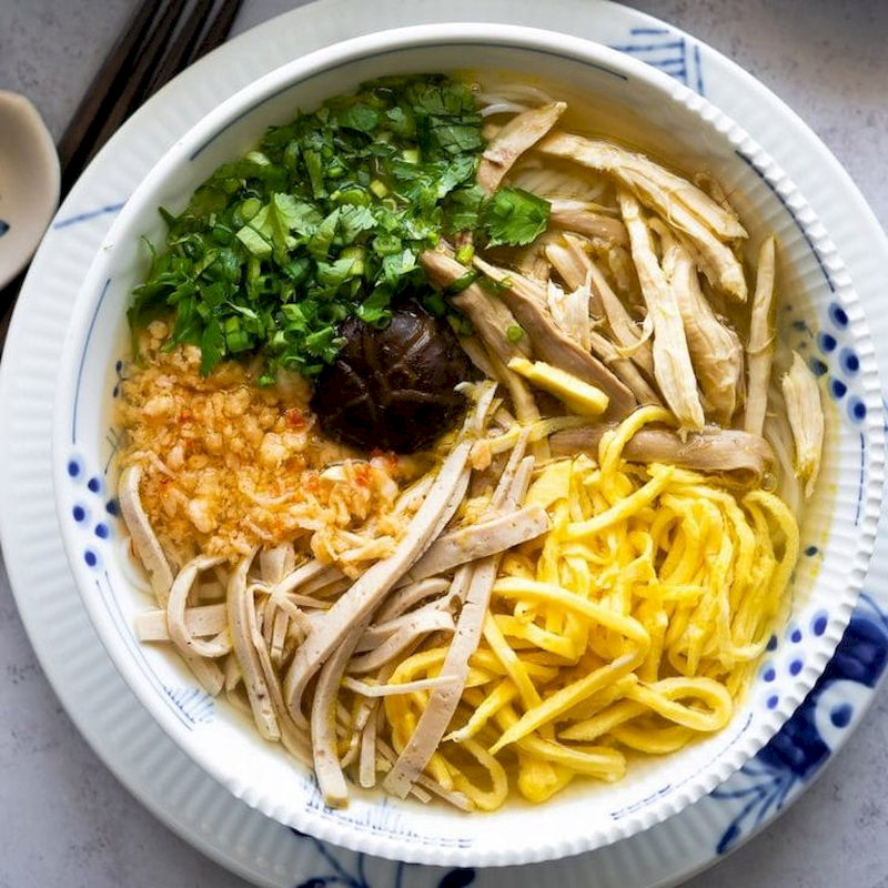 Bún thang tinh tế với hàng chục nguyên liệu: thịt gà xé, trứng, giò lụa, củ cải muối, nấm hương... nước dùng trong vắt, đậm đà