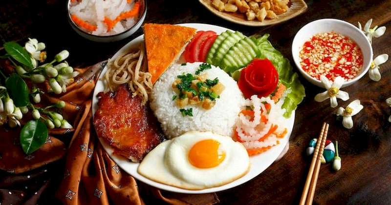 Cơm tấm - món ngon nên thử khi mua vé máy bay từ Pháp về Việt Nam
