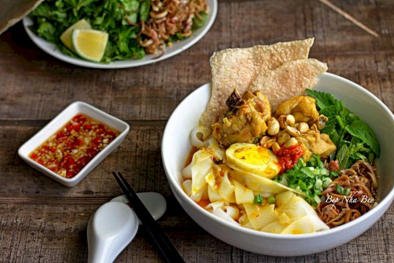 Mì Quảng biểu tượng ẩm thực của xứ Quảng, mì có sợi to, dai, ăn với tôm, thịt gà, trứng, đậu phộng và bánh tráng nướng giòn