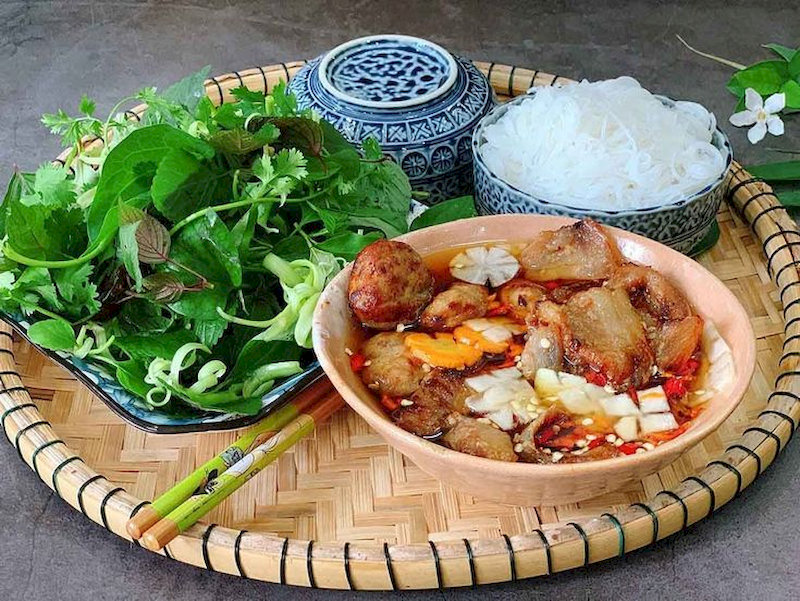 Bún chả Hà Nội - không nên bỏ lỡ khi mua vé máy bay từ Úc về Việt Nam