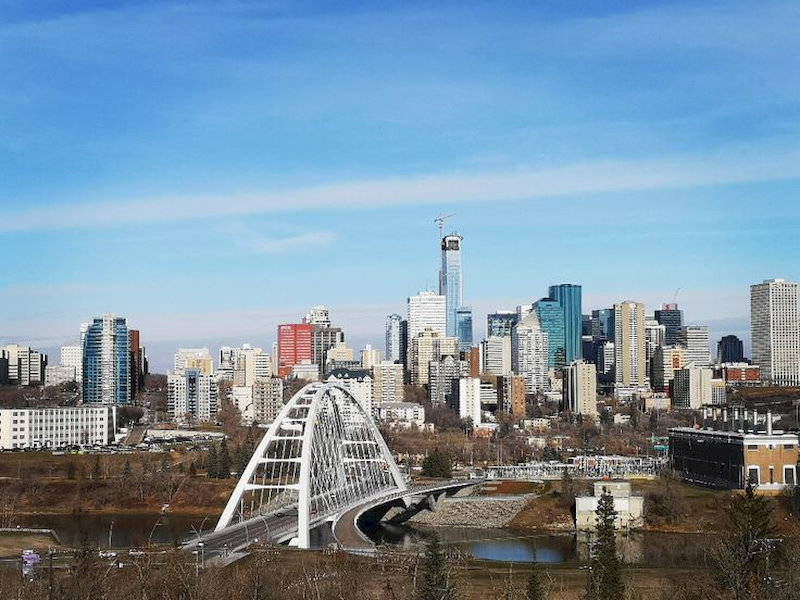 ve may bay di Edmonton Canada