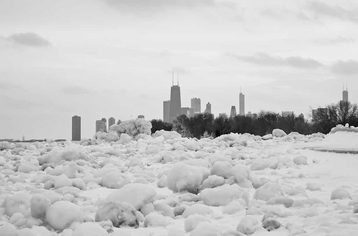Thời tiết Chicago vào mùa đông với nhiệt độ thường xuyên xuống rất thấp, tuyết rơi dày và gió lạnh gây cản trở cho việc di chuyển