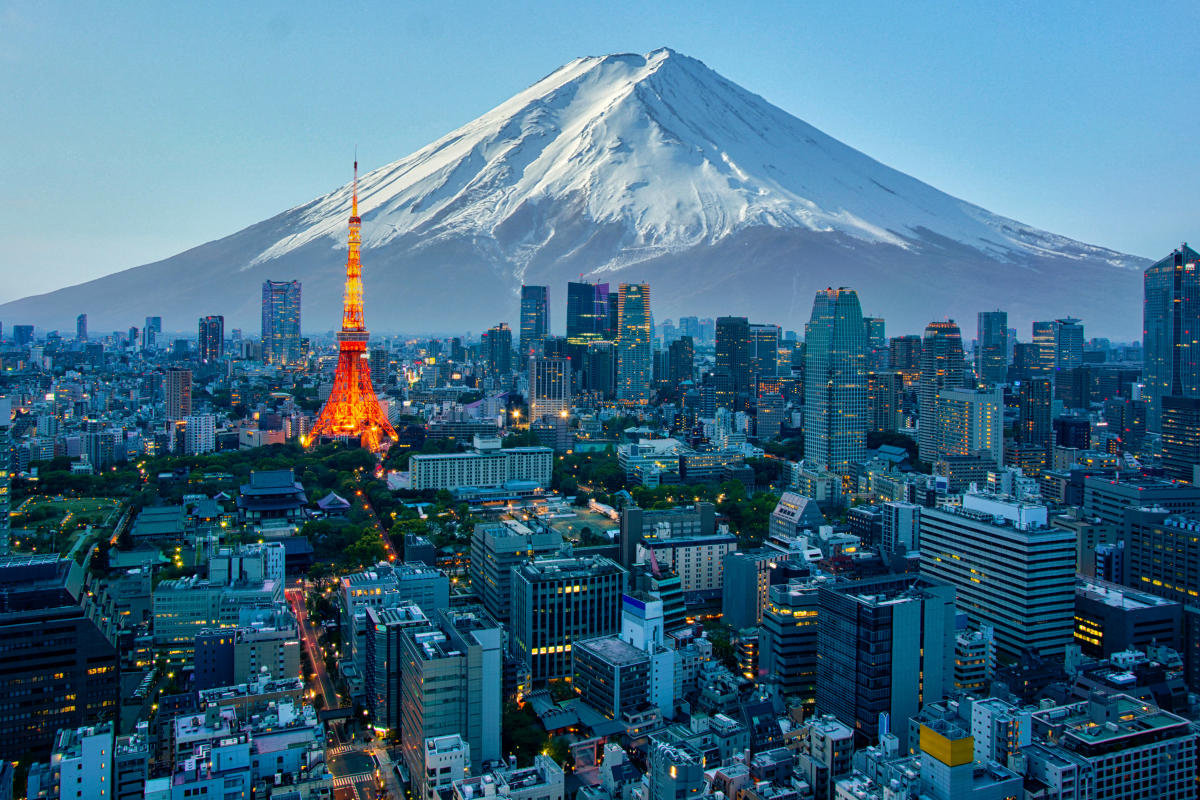 Đặt vé máy bay đi Tokyo để chiêm ngưỡng những tòa nhà chọc trời nằm cạnh những ngôi đền, chùa cổ kính