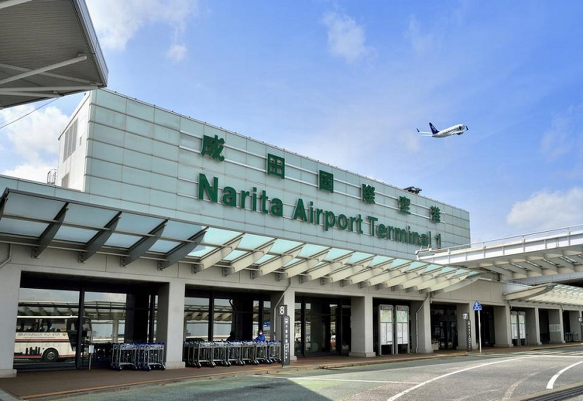 Khi đặt vé máy bay từ Fukuoka đến Tokyo nhưng du khách có kế hoạch nối chuyến đi nước ngoài từ Tokyo, hoặc lưu trú ở các vùng ngoại thành thì sân bay Narita sẽ là lựa chọn hợp lý