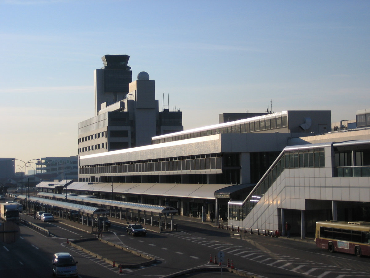 Khi mua vé máy bay từ Osaka đến Tokyo bạn sẽ có hai lựa chọn sân bay chính ở mỗi thành phố để bắt đầu và kết thúc hành trình